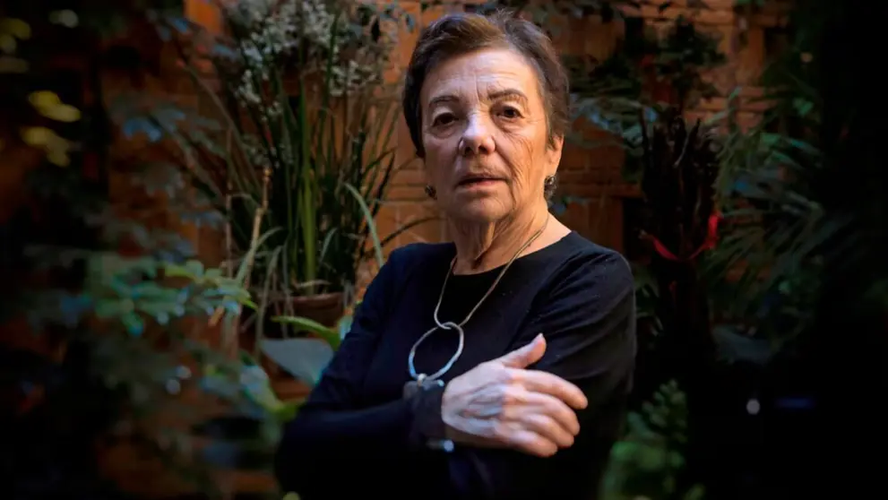 La fot&oacute;grafa mexicana Graciela Iturbide posa para un retrato en su casa de Ciudad de M&eacute;xico, en marzo de 2022. H&Eacute;CTOR GUERRERO
