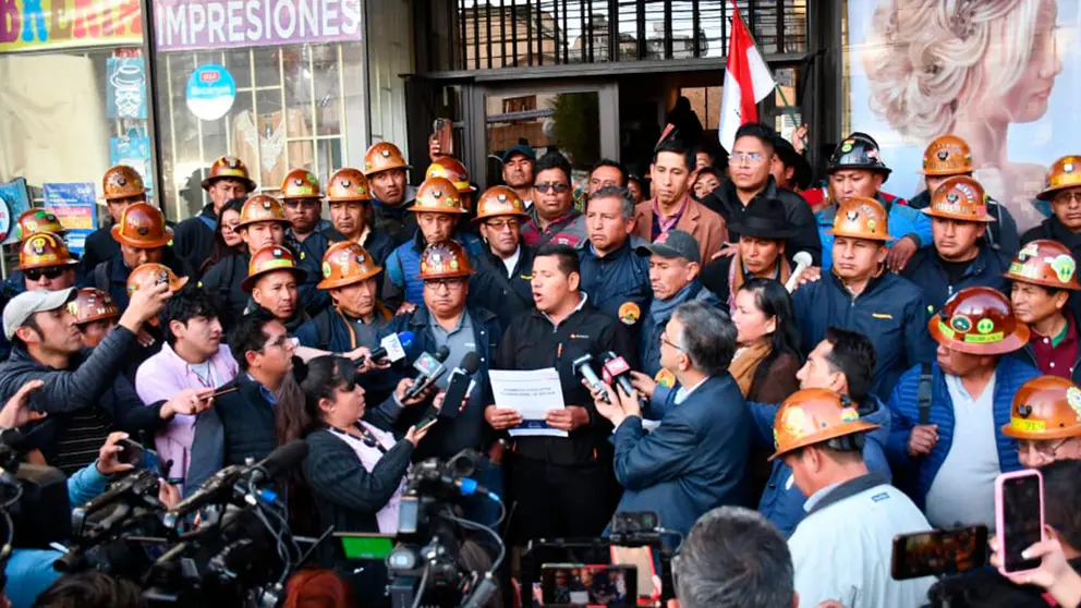Representantes de organizaciones sociales, en contacto con la prensa. APG