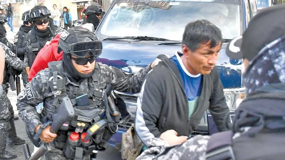 &ldquo;Evistas&rdquo; se enfrascan en peleas con polic&iacute;as en La Paz./ APG