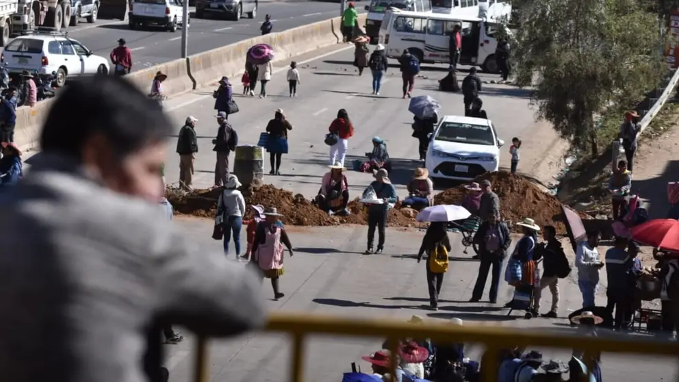Imagen de un punto de bloqueo de caminos en Cochabamba, en d&iacute;as anteriores. DICO SOL&Iacute;S