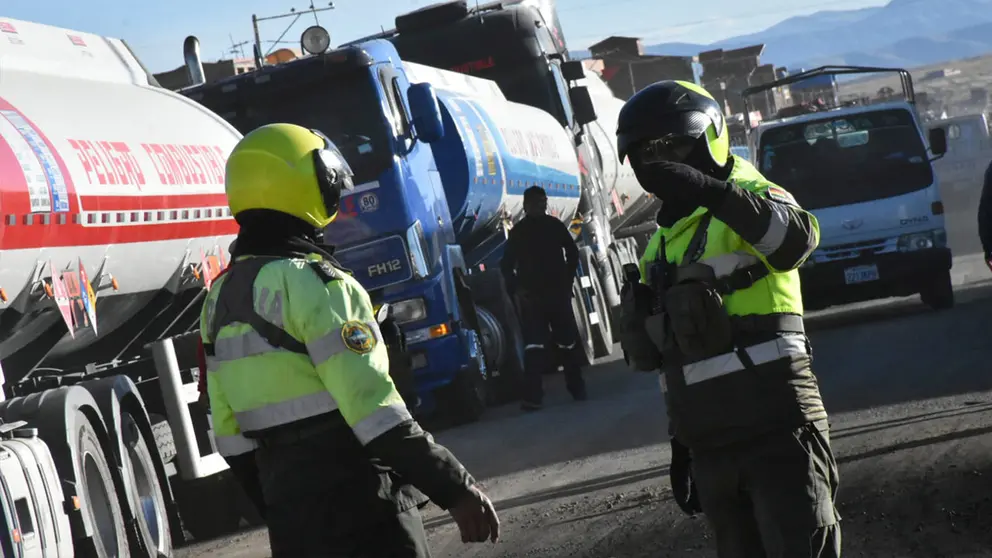 Flota de cisternas que ingresan a La Paz, en esta jornada. MINISTERIO DE GOBIERNO