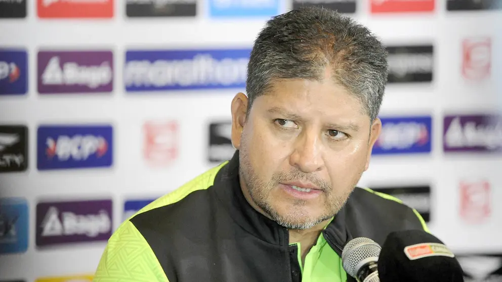 El Director Técnico de la Selección Nacional de Fútbol, Óscar Villegas, en conferencia de prensa./ APG