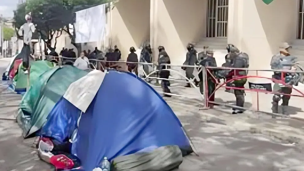 Los seguidores de Evo Morales mantienen una vigilia en puertas del TCP desde el 27 de mayo./ TCP