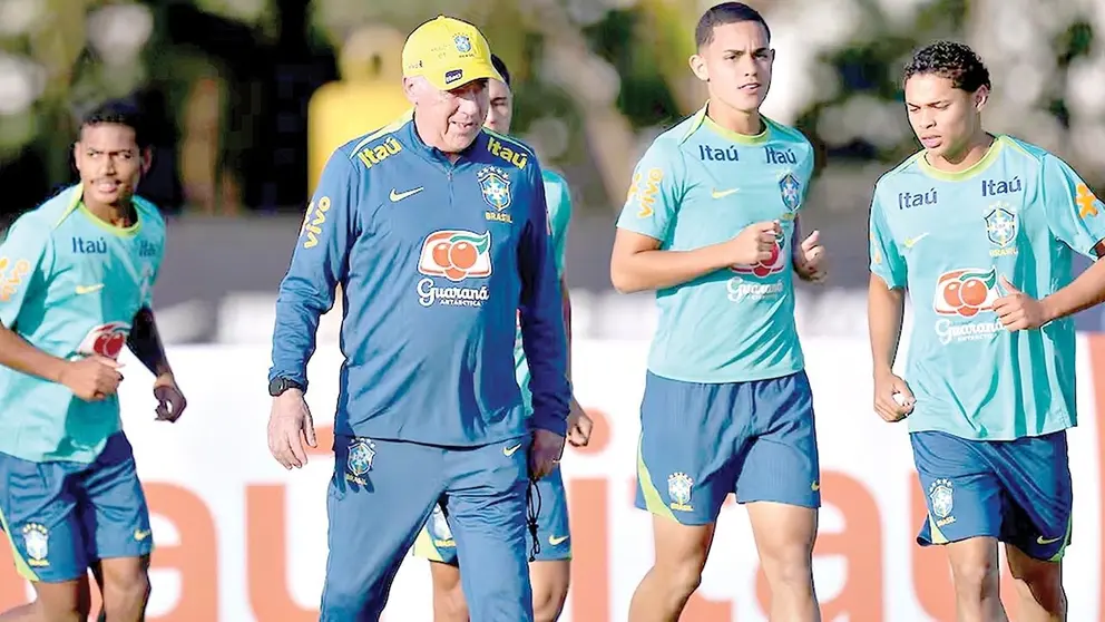 Carlo Ancelotti dirigiendo a Brasil./ LA NACI&Oacute;N