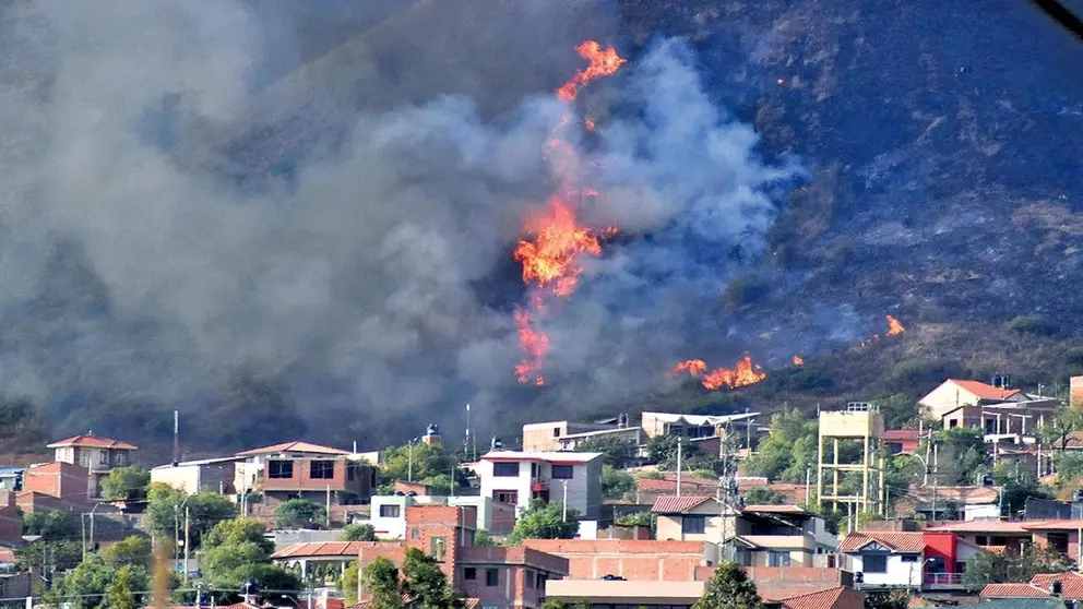 Humareda que desprende un incendio en el Parque Nacional Tunari./ DICO SOL&Iacute;S