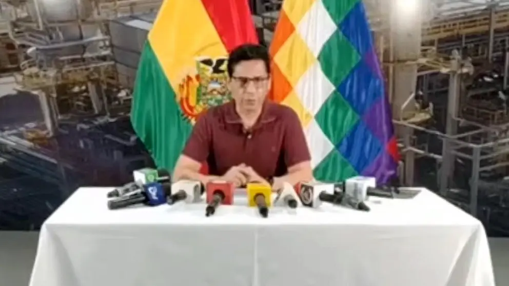 El director de Comercialización e Importación de Hidrocarburos de YPFB, Eduardo Durán, brinda informe sobre la situación de cisternas./ ERBOL