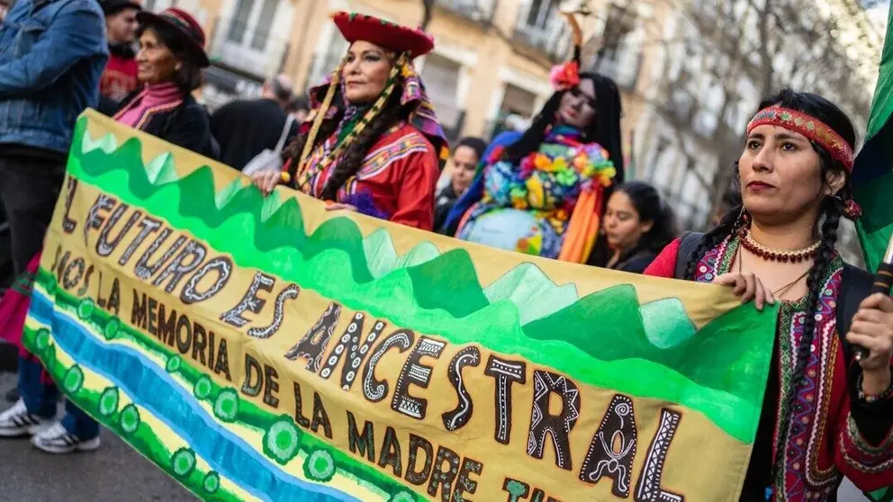 Activistas por la descolonizaci&oacute;n y los pueblos ind&iacute;genas durante una marcha en Espa&ntilde;a. JACKELINE SOSA