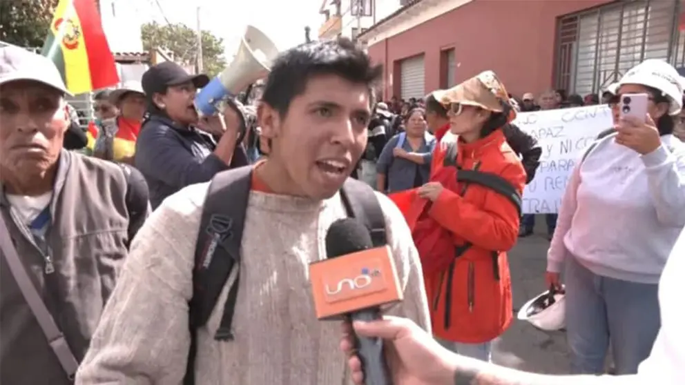 El manifestante que este martes 10 de junio amenaz&oacute; con la quema de medios de comunicaci&oacute;n, en la ciudad de Cochabamba. TOMADA DE RED UNO