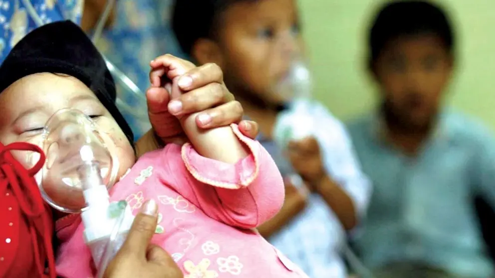 Una ni&ntilde;a con infecci&oacute;n respiratoria recibe atenci&oacute;n m&eacute;dica./ RESUMENDESALUD.NET