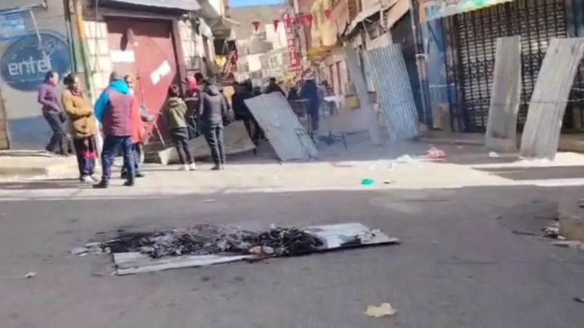 Ayudados de calaminas, piedras, llantas, turriles y alambre, los vecinos de Llallagua instalaron barricadas en cada esquina, consolidando as&iacute; su defensa del poblado. CAPTURA DE PANTALLA