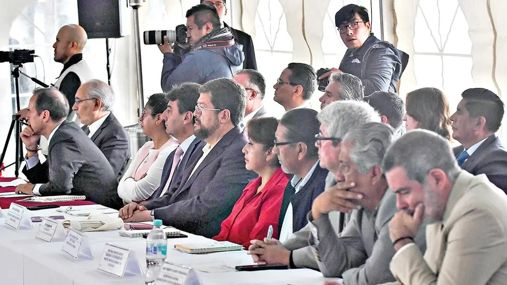 Samuel Doria Medina, Eva Copa y Jorge Quiroga, entre los que asistieron a la cumbre del TSE./ APG