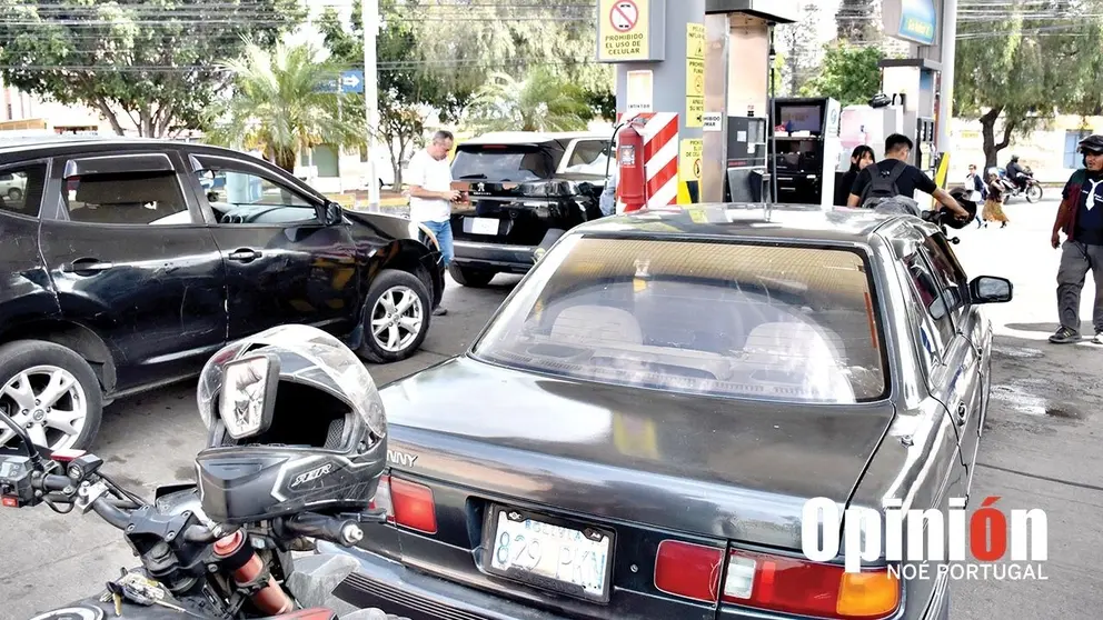 Autom&oacute;viles en la fila para acceder a combustible en Cochabamba./ NO&Eacute; PORTUGAL