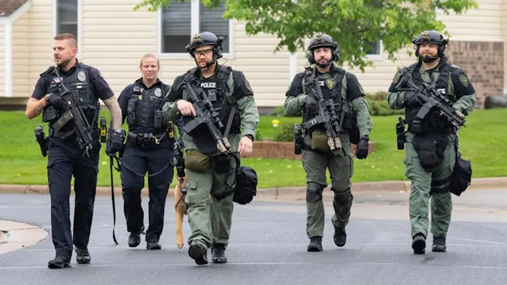 Los agentes que llegaron al lugar de los hechos, tras el incidente. STAR TRIBUNE