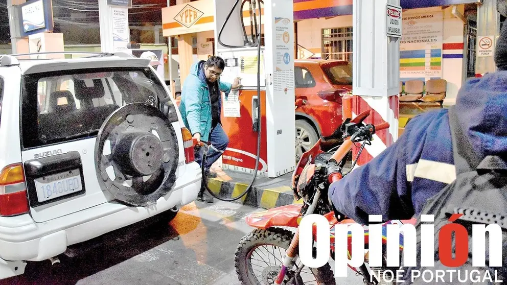 Vehículos cargan combustible en un surtidor./ NOÉ PORTUGAL