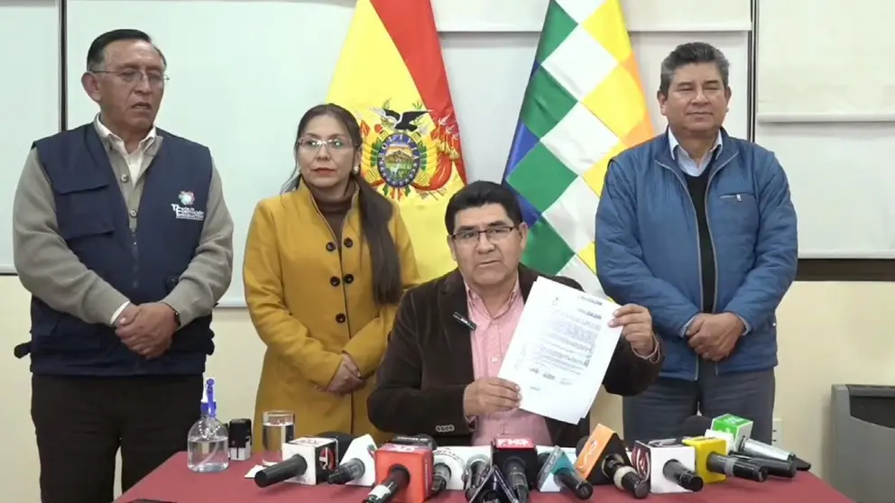 El ministro de Educación, Omar Veliz, en conferencia de prensa./ ABI