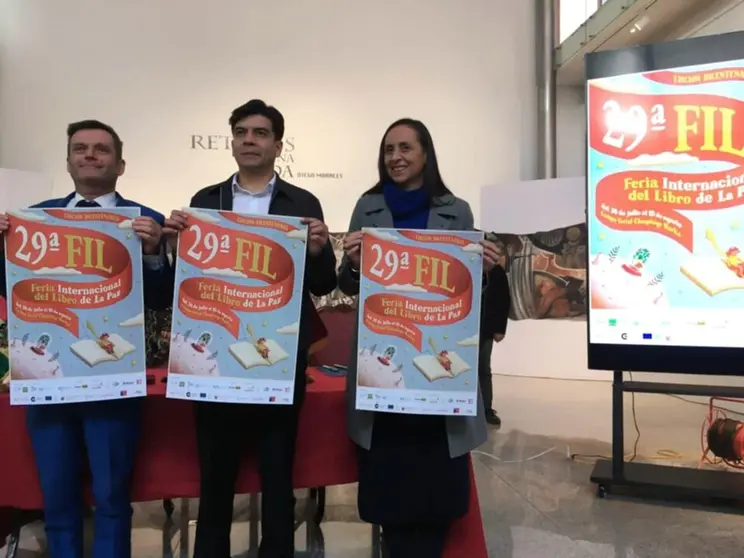 Organizadores y patrocinadores de la Feria del Libro pace&ntilde;a 2025, durante la presentaci&oacute;n de su imagen oficial. FILLP