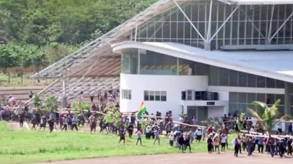 Los sectores sociales "evistas" en el aeropuerto de Chimor&eacute;./ ERBOL