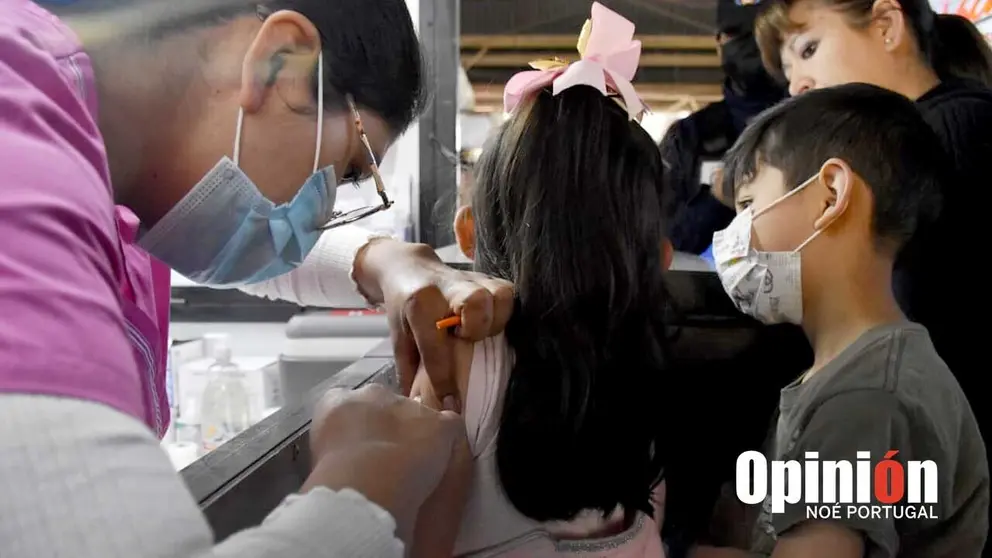 Una ni&ntilde;a recibe una dosis de la vacuna contra el sarampi&oacute;n en la Terminal de Buses de Cochabamba, NO&Eacute; PORTUGAL