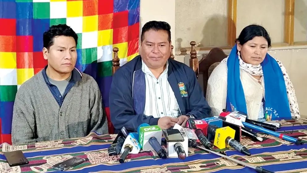 Orlando Zurita (centro) y otros dirigentes del MAS-IPSP en Cochabamba, este 1 de julio./ MELISSA REVOLLO
