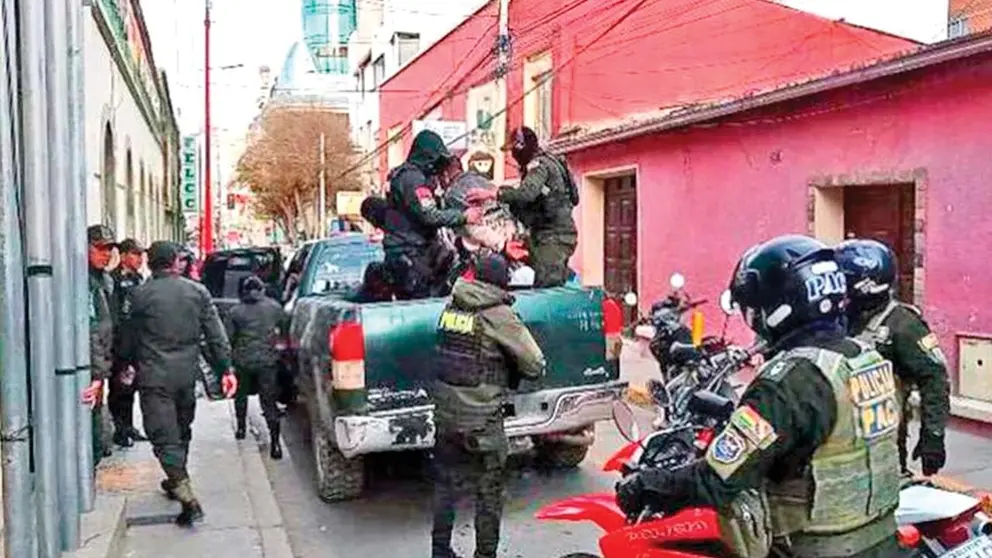 Uno de los detenidos en Llallagua es custodiado por la Policía./ FIDES