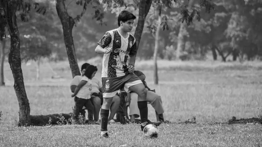 Eduardo Daza, joven futbolista cruce&ntilde;o que falleci&oacute; en pleno entrenamiento. RRSS.