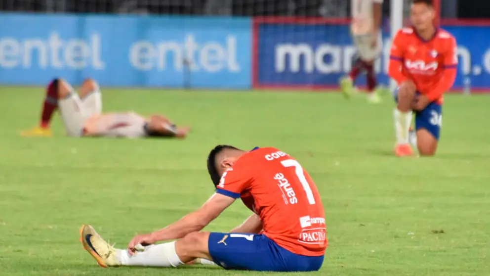 Jugadores de ambos equipos, al final del partido. DICO SOL&Iacute;S 
