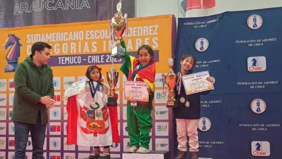 Premiaci&oacute;n de una de las categor&iacute;as, en el torneo. FBA