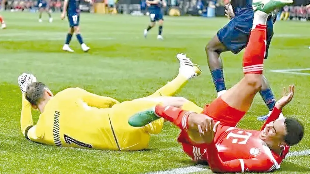 Momento de la dura entrada al jugador alem&aacute;n./ ABJA