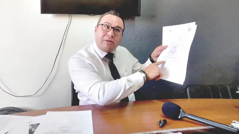 Hugo Iriarte, abogado de la denunciante, muestra documentos relacionados al caso./ MARIELA COSS&Iacute;O