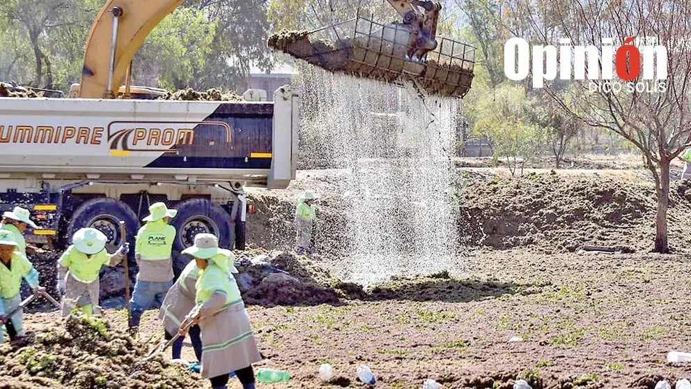La maquinaria pesada en la laguna Alalay, este 10 de julio./ DICO SOL&Iacute;S