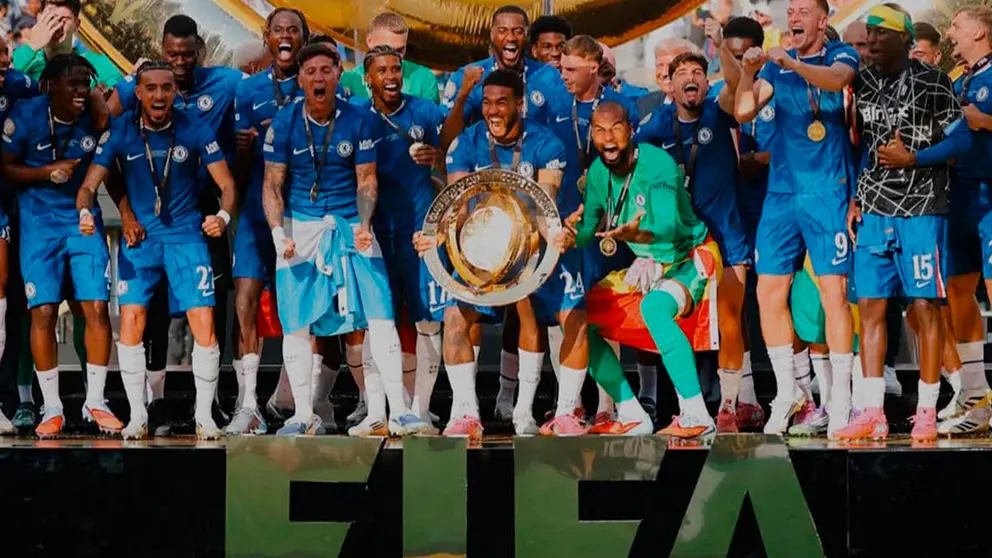 Festejo de los jugadores del Chelsea, tras la coronaci&oacute;n. FIFA