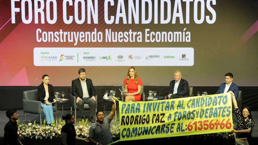 El foro con candidatos donde seguidores de Rodrigo Paz, candidato de PDC, irrumpieron en protesta porque no invitaron a su presidencial. APG