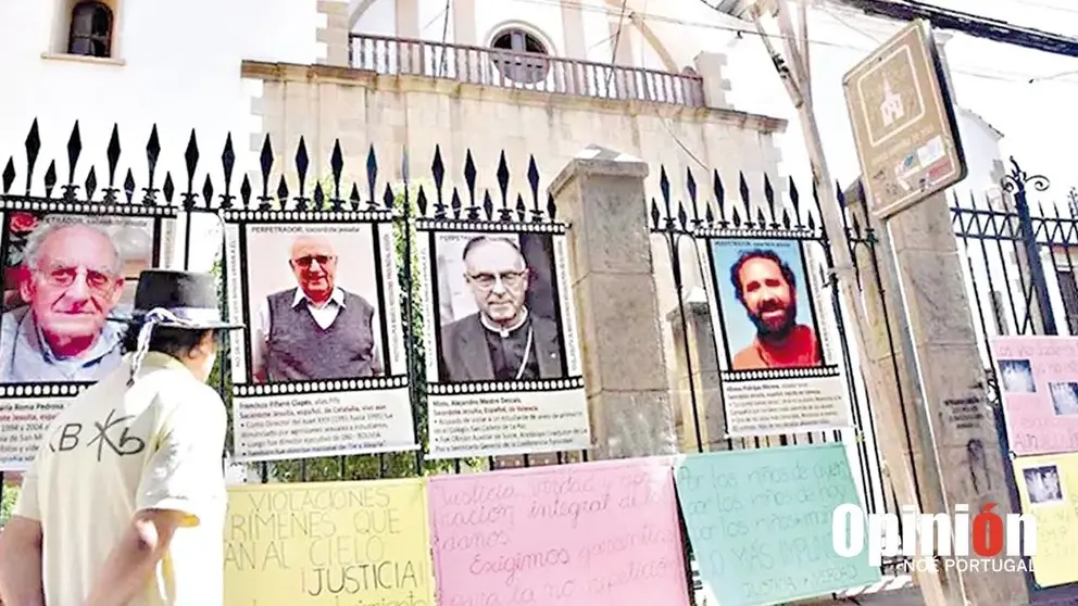 Pancartas en contra de los curas abusadores en las puertas del templo de la Compañía de Jesús en Cochabamba./ NOÉ PORTUGAL