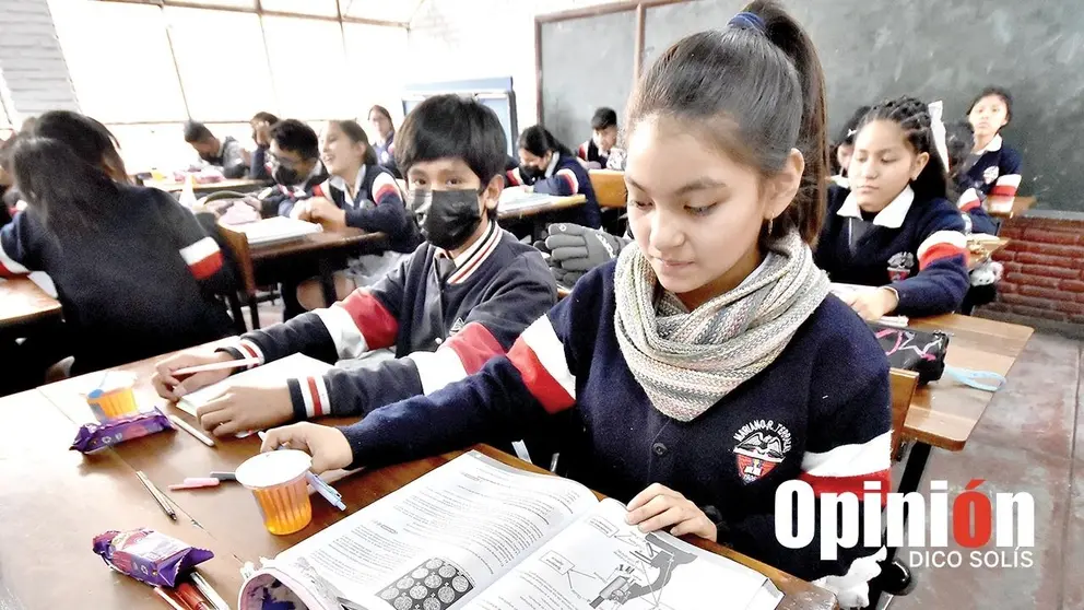 Foto referencial de estudiantes en el aula de un colegio./ DICO SOL&Iacute;S