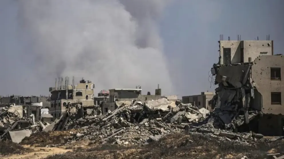 Un edificio residencial es alcanzado por un ataque israel&iacute; en el centro de Gaza. CAPTURA DE PANTALLA