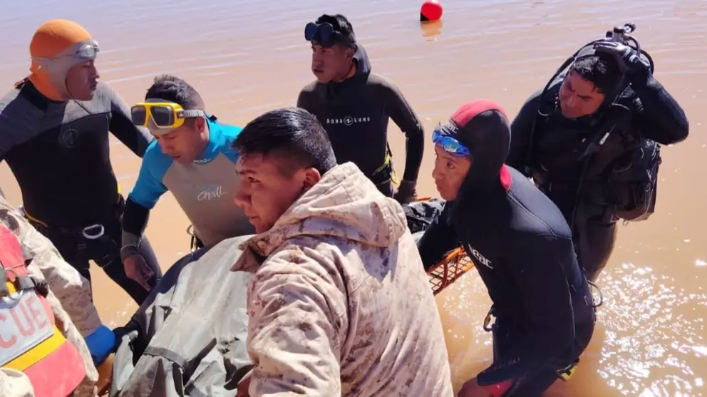 Equipos especializados recuperan el cuerpo del segundo desaparecido en aguas del r&iacute;o Desaguadero, en el municipio de Toledo (Oruro). ARMADA BOLIVIANA