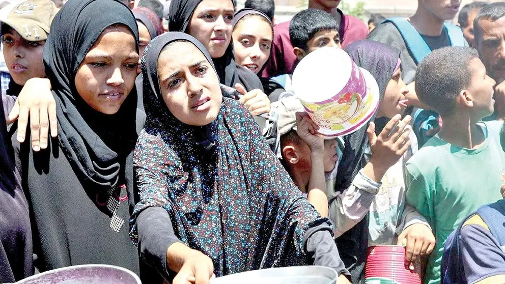 Un grupo de mujeres y ni&ntilde;os clama por alimentos en la Franja de Gaza./ VATICAN NEWS