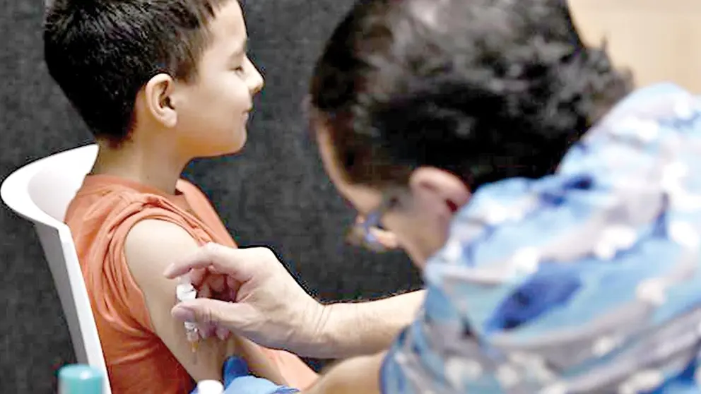 Un ni&ntilde;o recibe una vacuna contra el sarampi&oacute;n en Canad&aacute;./ YAHOO