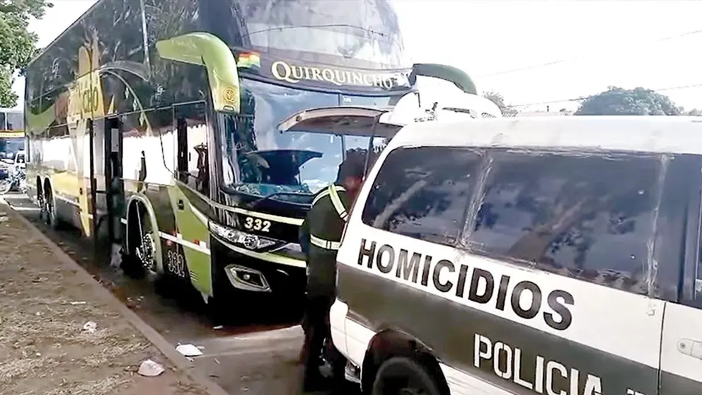 El &oacute;mnibus donde fue encontrado el conductor sin vida./ CAPTURA DE VIDEO