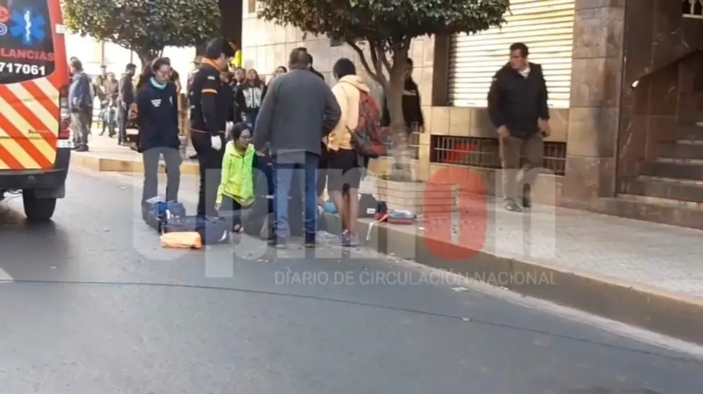 Momento en el que una mujer, que cay&oacute; del octavo piso de un c&eacute;ntrico hotel en Cochabamba, es atendida. CORTES&Iacute;A OPINI&Oacute;N