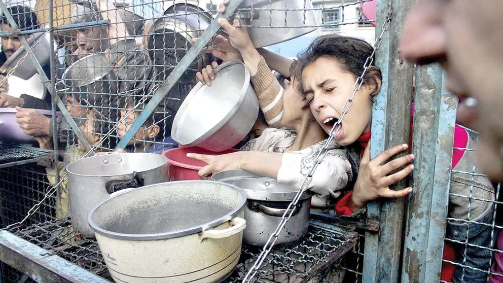 Ni&ntilde;os, con sus ollas vac&iacute;as, claman por comida./ M&Eacute;DICOS DEL MUNDO