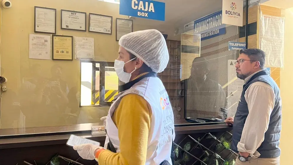 Personal municipal durante el operativo de control en uno de los alojamientos./ GAMC