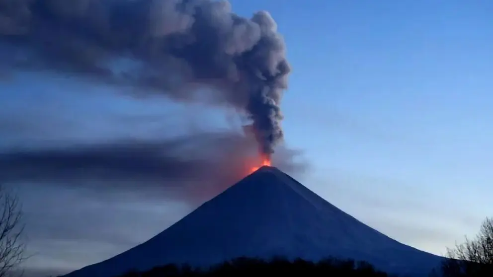 El volc&aacute;n Klyuchevskaya entr&oacute; en erupci&oacute;n este mi&eacute;rcoles como resultado del devastador terremoto de magnitud 8.8 que ayer sacudi&oacute; la pen&iacute;nsula de Kamchatka, en Rusia. RRSS