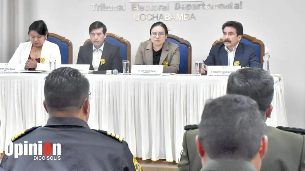 Los vocales del TED de Cochabamba en la sesi&oacute;n de honor por el Bicentenario./ DICO SOL&Iacute;S