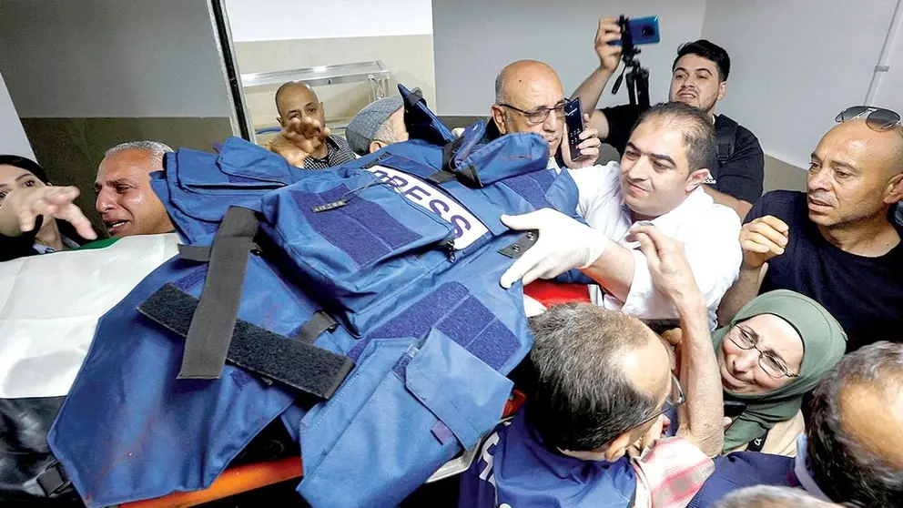 Llevan a uno de los periodistas fallecidos en la Franja de Gaza./ EL PA&Iacute;S