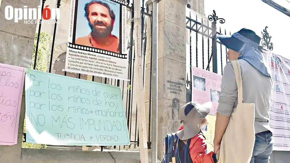 Una mujer y su hijo observan carteles puestos en el 
templo de la Compañía de Jesús en Cochabamba./ NO&Eacute; PORTUGAL