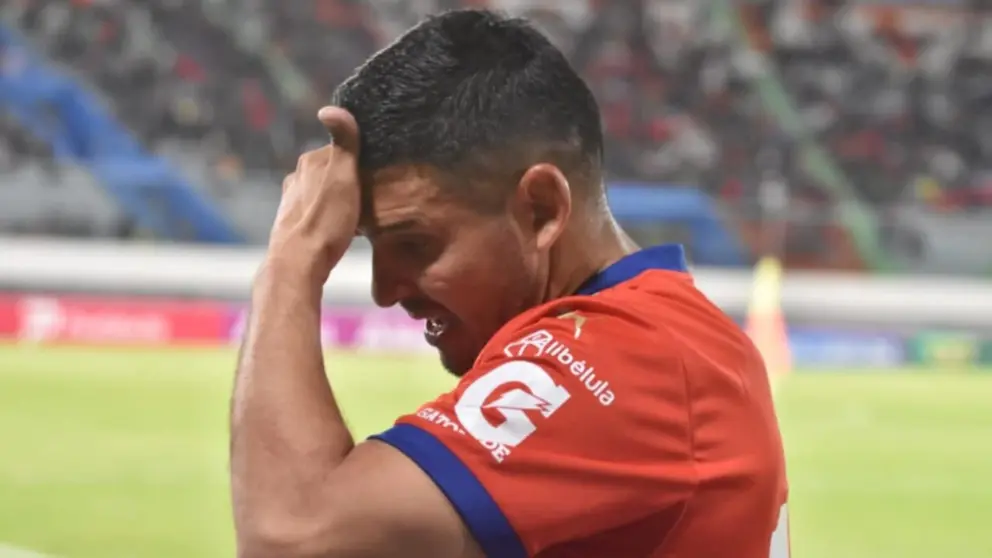 El Pochi Ch&aacute;vez sale expulsado en su regreso. DICO SOL&Iacute;S.