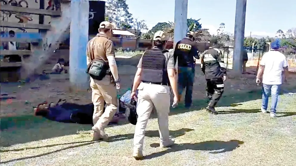Polic&iacute;a llega al colegio de Entre R&iacute;os, Tr&oacute;pico, tras la detonaci&oacute;n de un explosivo, para iniciar las investigaciones. / CORTES&Iacute;A MAR&Iacute;A NU&Ntilde;EZ