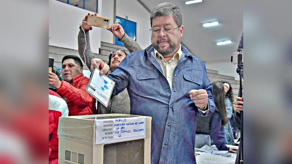 Samuel Doria Medina deja su papeleta, en un recinto electoral habilitado en La Paz. / APG