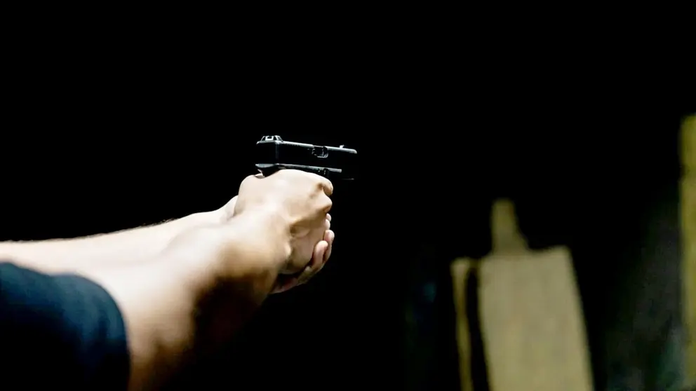 Fotografía ilustrativa de un hombre sosteniendo un arma de fuego./ PEXELS
